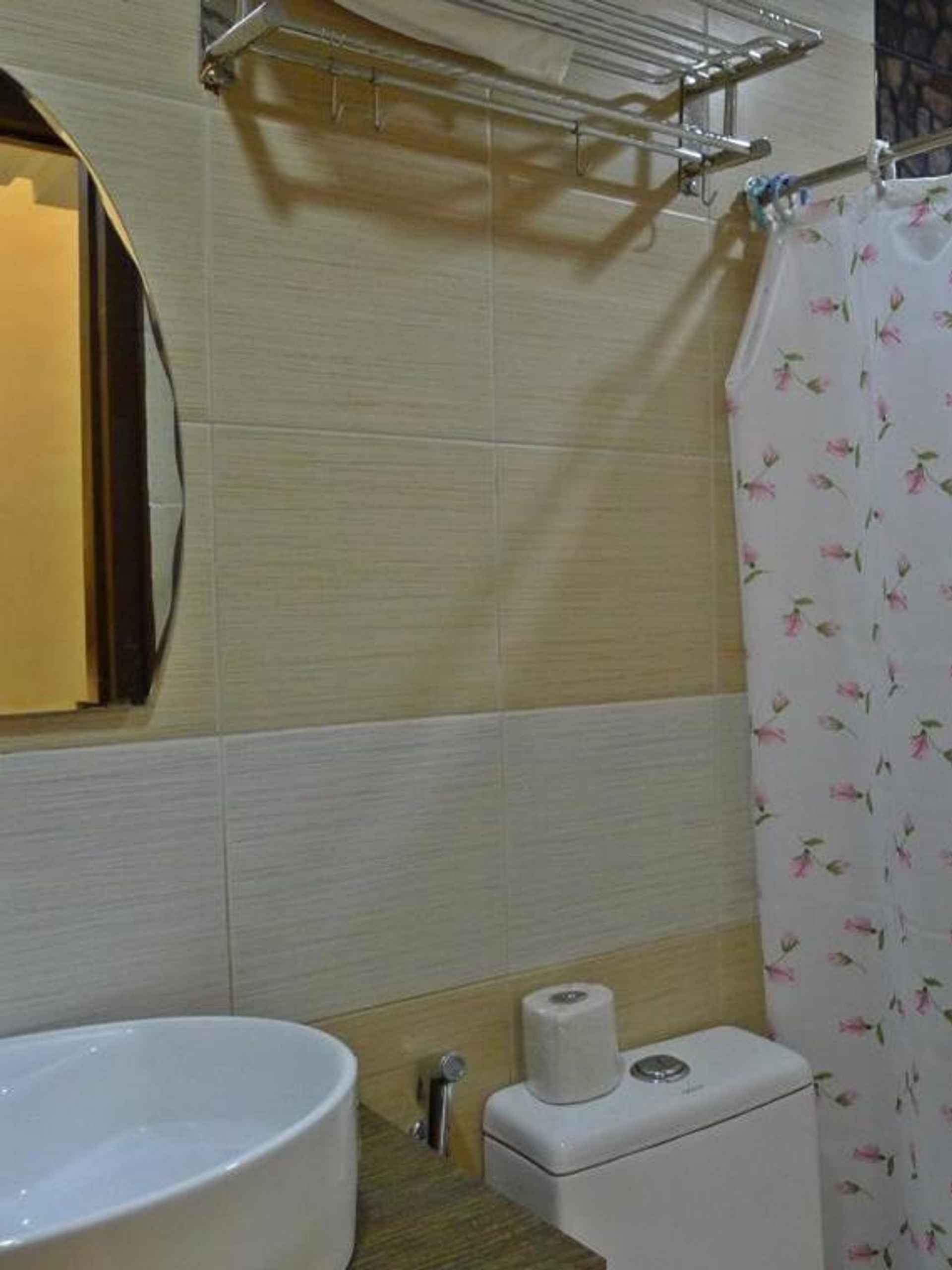 In-room Bathroom Rovic's Tourist Hotel