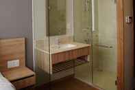 In-room Bathroom Avanti Hotel