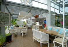 Bar, Cafe and Lounge 3 La Lisa Hotel Surabaya