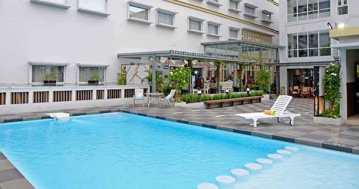 Kolam Renang La Lisa Hotel Surabaya