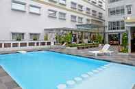 Swimming Pool La Lisa Hotel Surabaya