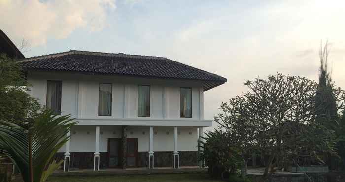 Bên ngoài Villa Damos