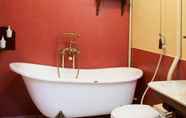 In-room Bathroom 6 Saphir Dalat Hotel