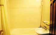 Toilet Kamar 4 Than Thien Friendly Hotel