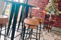 Bar, Kafe, dan Lounge REVAYAH Hotels