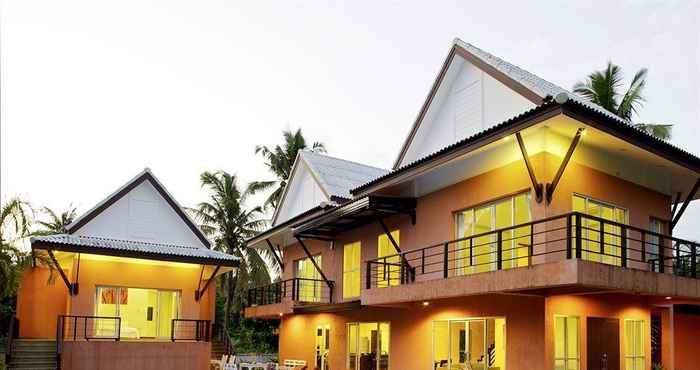 สระว่ายน้ำ Breda Beach Villa