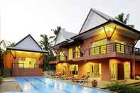 สระว่ายน้ำ Breda Beach Villa