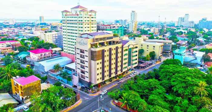 Bên ngoài Castle Peak Hotel