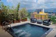 Kolam Renang Castle Peak Hotel