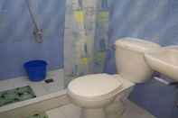 Toilet Kamar The Blue Apartelle