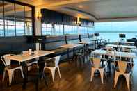 Quầy bar, cafe và phòng lounge Grand Vilia Hotel Langgur Tual