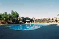 สระว่ายน้ำ Camela Hotel and Resort