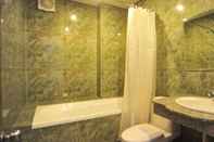 Phòng tắm bên trong Hong Thien Ruby Hotel