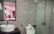 ห้องน้ำภายในห้อง 5 Hong Thien 1 Hotel