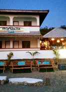 EXTERIOR_BUILDING RedDoorz Hostel @ Monaliza Surf Resort