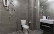 In-room Bathroom 5 Luzzeri Guesthouse Empire Damansara