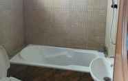 Toilet Kamar 7 Low-Cost Room at Batam Center (LL3)