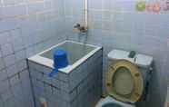 Toilet Kamar 5 Economic Room at Kelapa Gading (RK2)