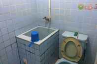 Toilet Kamar Economic Room at Kelapa Gading (RK2)