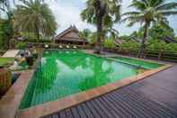 สระว่ายน้ำ Baan Baitan Resort