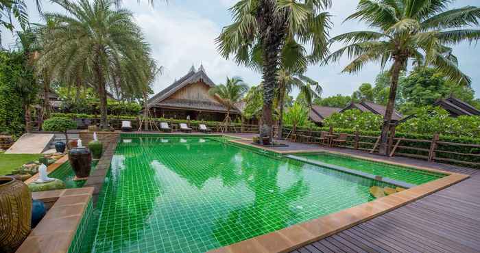 สระว่ายน้ำ Baan Baitan Resort