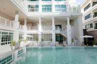 สระว่ายน้ำ De Hug Hotel and Residence (SHA Extra Plus)
