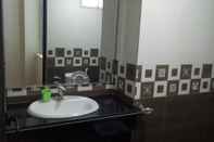 Phòng tắm bên trong Thang Long Backpacker Hostel