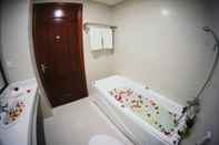 Phòng tắm bên trong Gem Hotel Nha Trang
