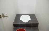 Toilet Kamar 3 Budget Room at D'kost Homestay Batam (RD4)