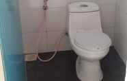 Toilet Kamar 4 Affordable Room at D'Kost Homestay Batam (RD7)