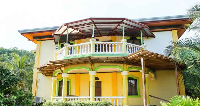 Bangunan Villa Emilia Pension House