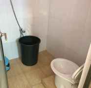 Toilet Kamar 2 Solo Backpacker Room at Legenda Malaka (YT1)