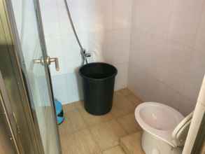 Toilet Kamar 4 Solo Backpacker Room at Legenda Malaka (YT1)