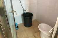 Toilet Kamar Solo Backpacker Room at Legenda Malaka (YT1)