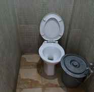 Toilet Kamar 4 Traveller Room at Legenda Malaka (YT2)