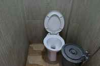 Toilet Kamar Traveller Room at Legenda Malaka (YT2)