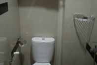 Toilet Kamar Front One Hotel Lahat