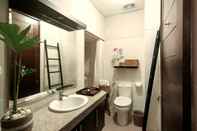 Toilet Kamar Soobali Halemahina (House Of The Moon)