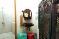 Toilet Kamar 2 Bedroom (8pax) at Rara's Family House