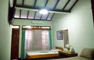 Kamar Tidur 5 2 Bedroom (8pax) at Rara's Family House