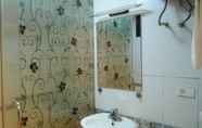 Toilet Kamar 6 Seoul Hotel 2