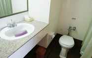 In-room Bathroom 4 Hatyai Central Hotel