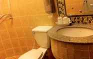 Toilet Kamar 6 Palm Chalet Resort