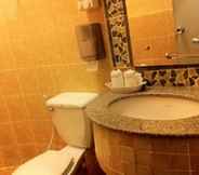Toilet Kamar 6 Palm Chalet Resort
