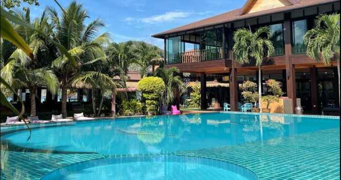 สระว่ายน้ำ Phi Phi Villa Resort (SHA Extra Plus)