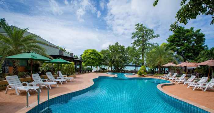 Kolam Renang Phi Phi Andaman Beach Resort 