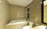 In-room Bathroom 5 DC Hotel