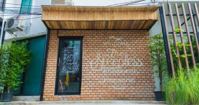 Bangunan The Sleepless Boutique Hostel