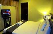 Bedroom 6 Richmond Plaza Hotel