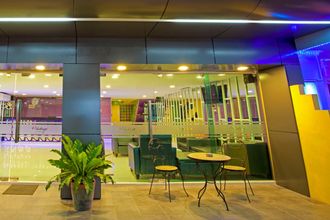 Bangunan 4 Holidays Home